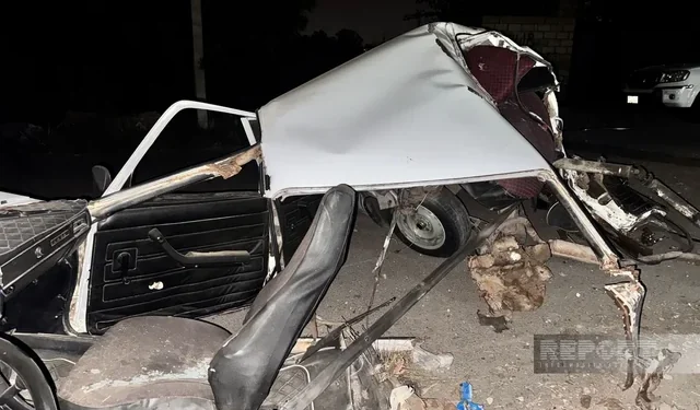 Samuxda ağır qəzada maşın iki hissəyə bölündü – Foto