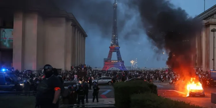Parisdə komendant saatı uzadıldı